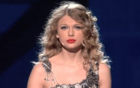 Taylor Swift – 2010 泰勒 斯威夫特 无畏之旅演唱会 Journey to Fearless《2.71G》